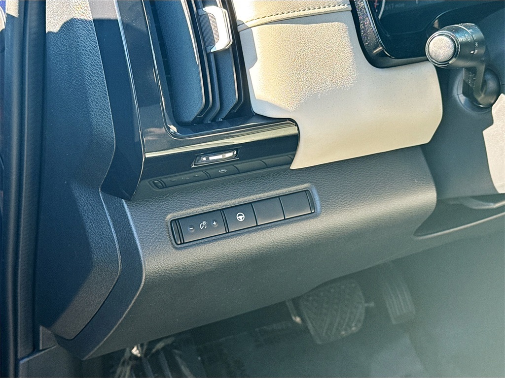 Vehicle image 23 of 24
