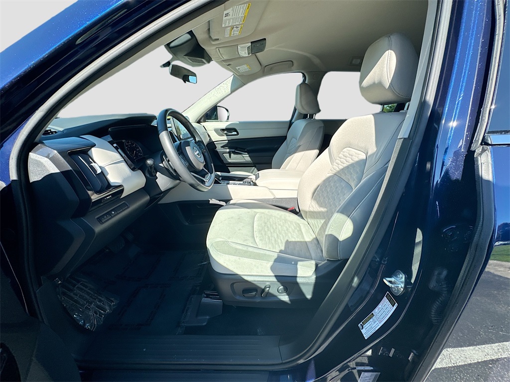 Vehicle image 13 of 24