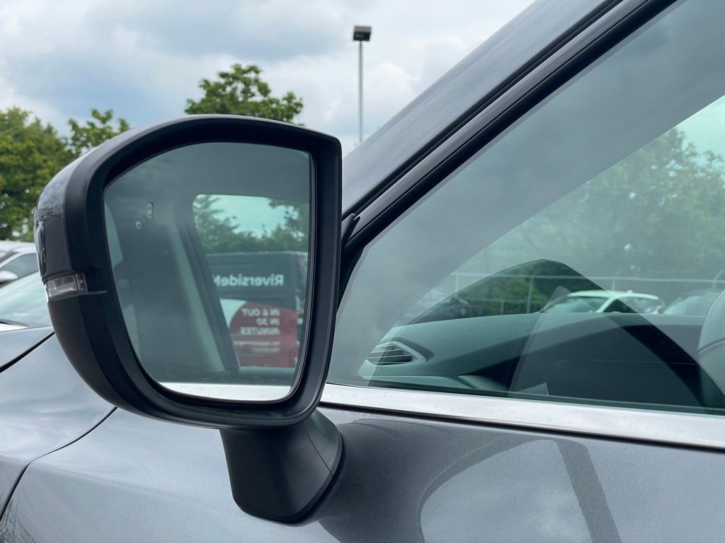 Vehicle image 27 of 37