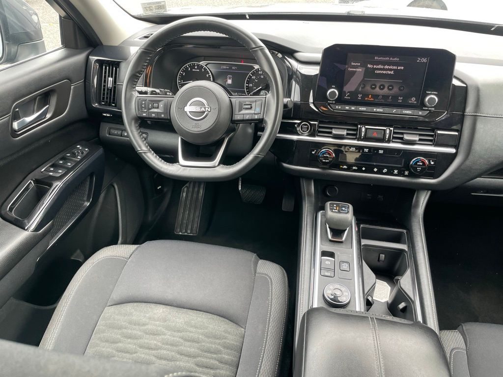 Vehicle image 10 of 37