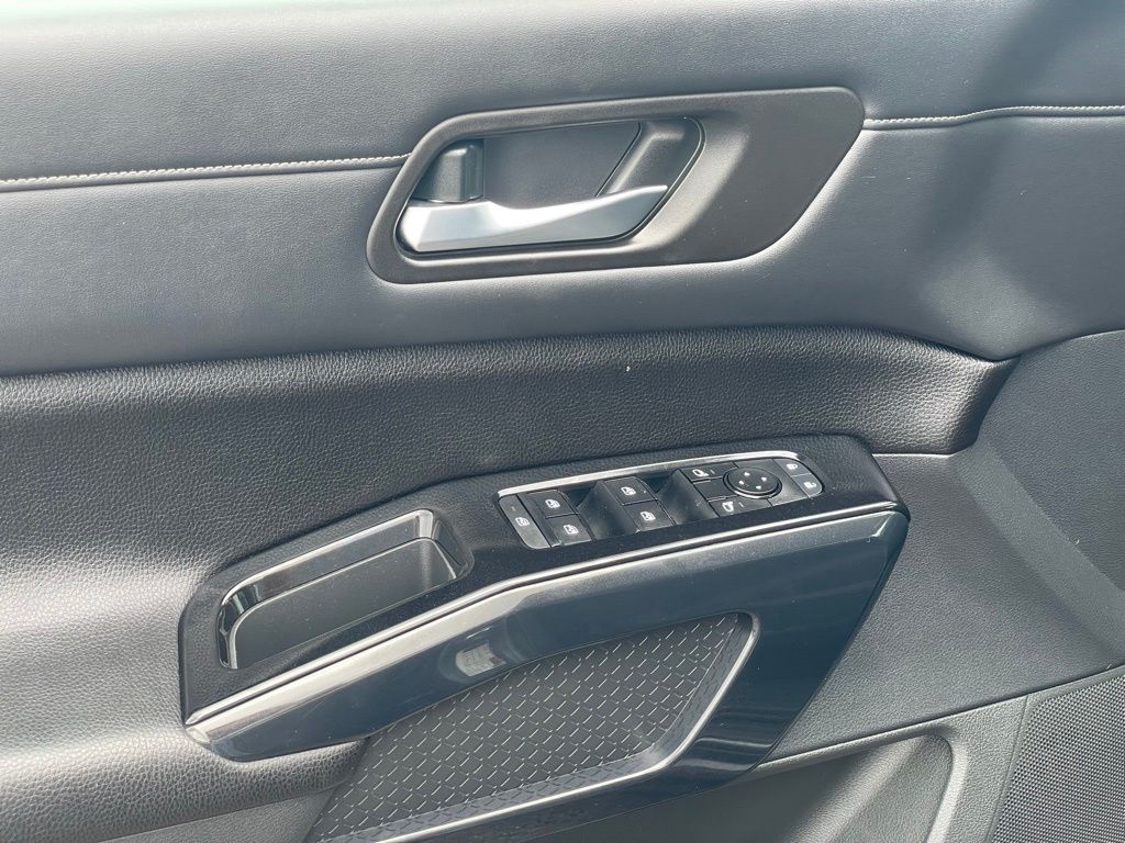 Vehicle image 13 of 37