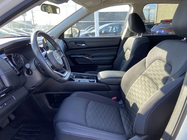 Vehicle image 21 of 31