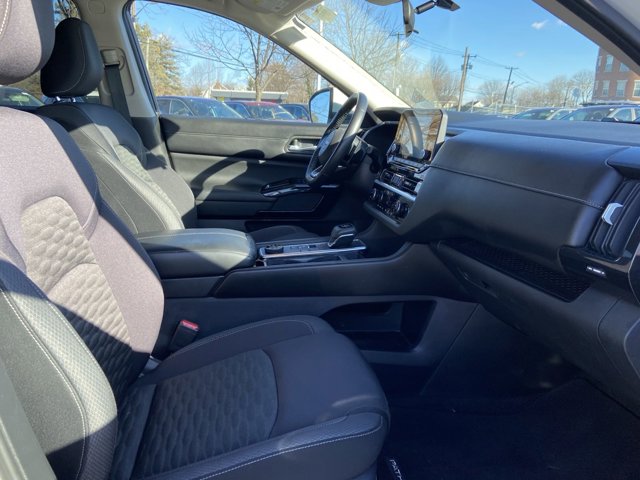 Vehicle image 25 of 31