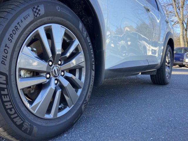 Vehicle image 10 of 31