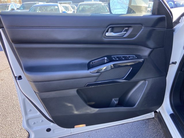 Vehicle image 23 of 31