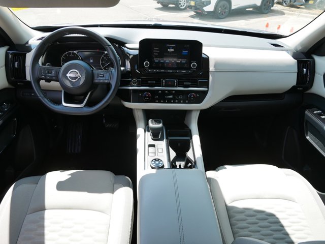 Vehicle image 10 of 37