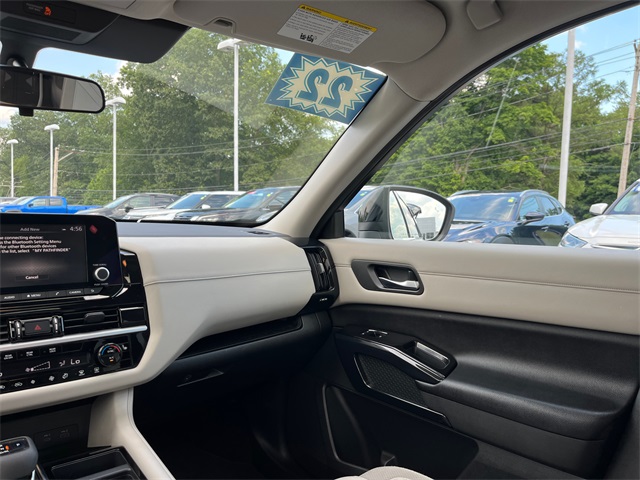 Vehicle image 14 of 27