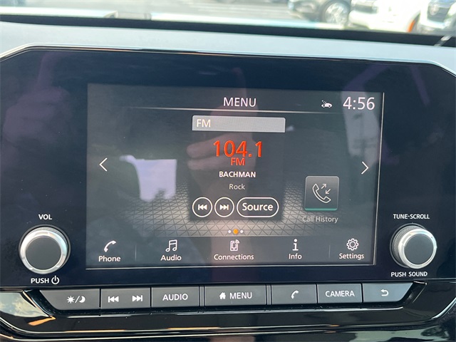 Vehicle image 23 of 27