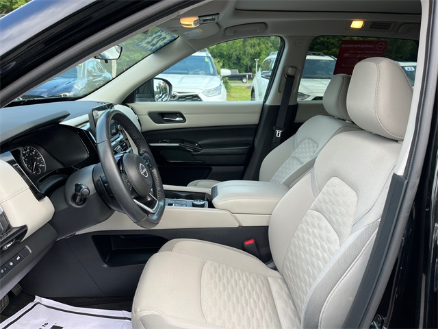 Vehicle image 17 of 27