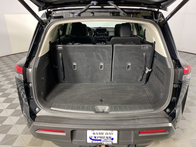 Vehicle image 11 of 28