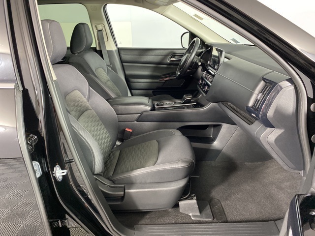 Vehicle image 12 of 28