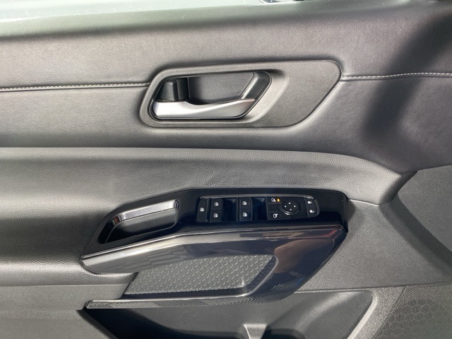 Vehicle image 23 of 28