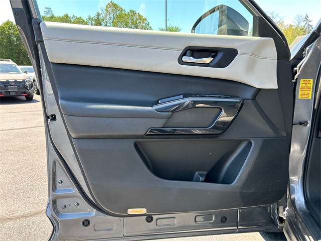 Vehicle image 9 of 25
