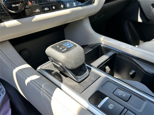 Vehicle image 18 of 25