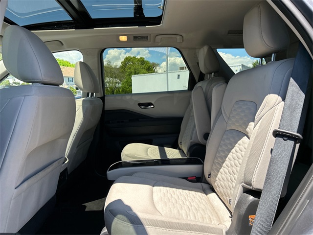 Vehicle image 21 of 25