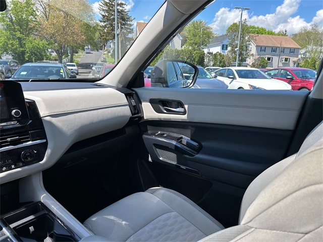 Vehicle image 23 of 25