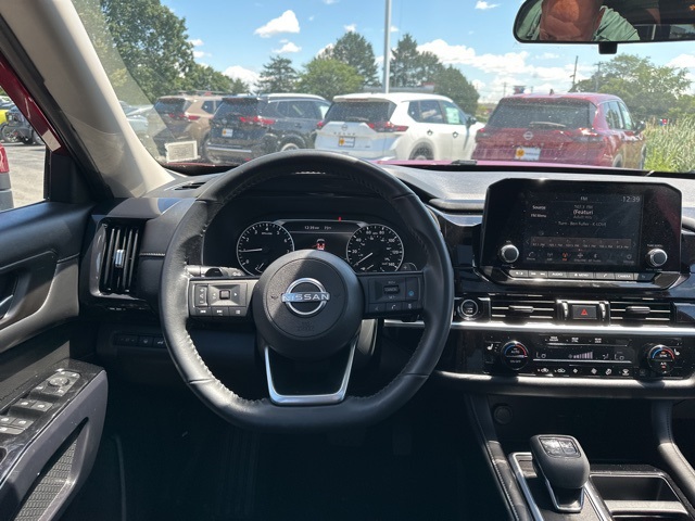 Vehicle image 13 of 25