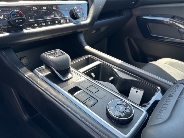 Vehicle image 18 of 25