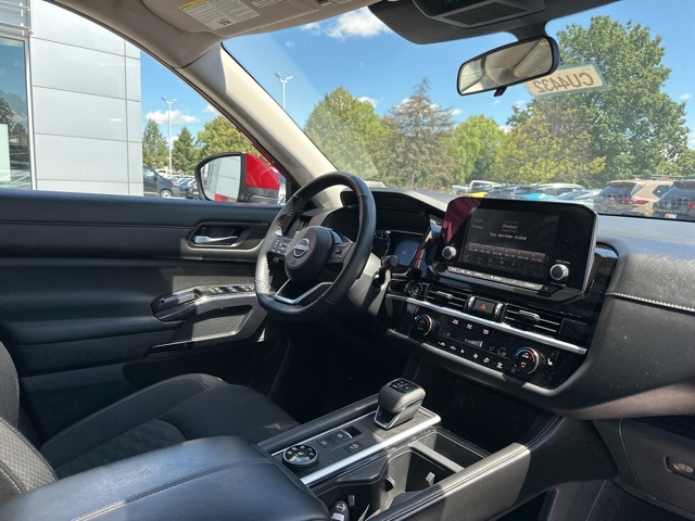 Vehicle image 14 of 25