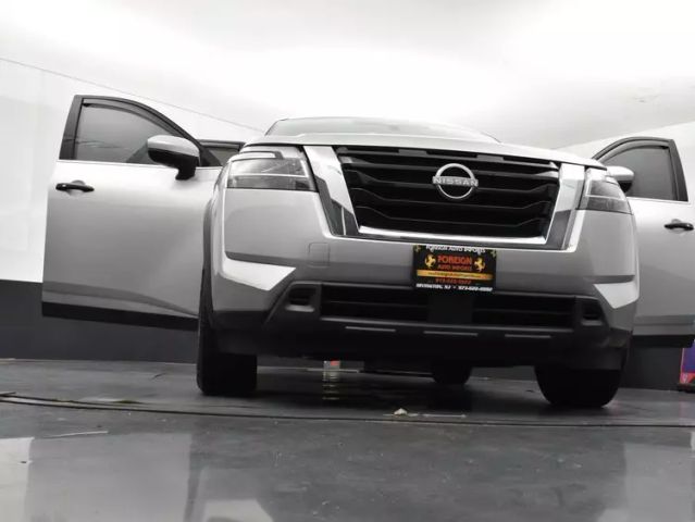 Vehicle image 10 of 35