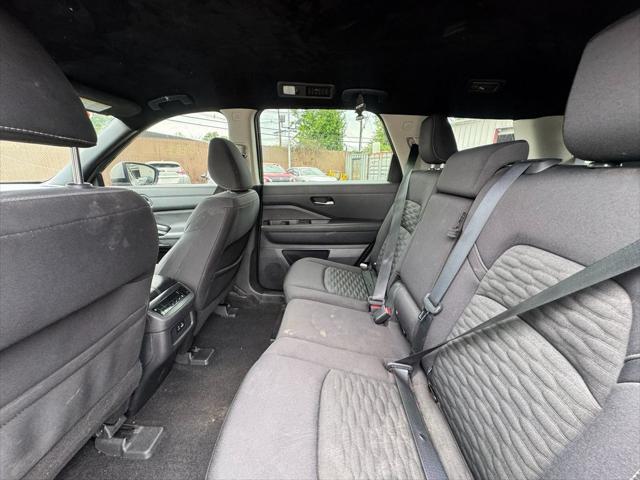 Vehicle image 13 of 25