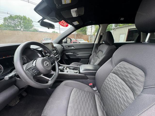 Vehicle image 15 of 25