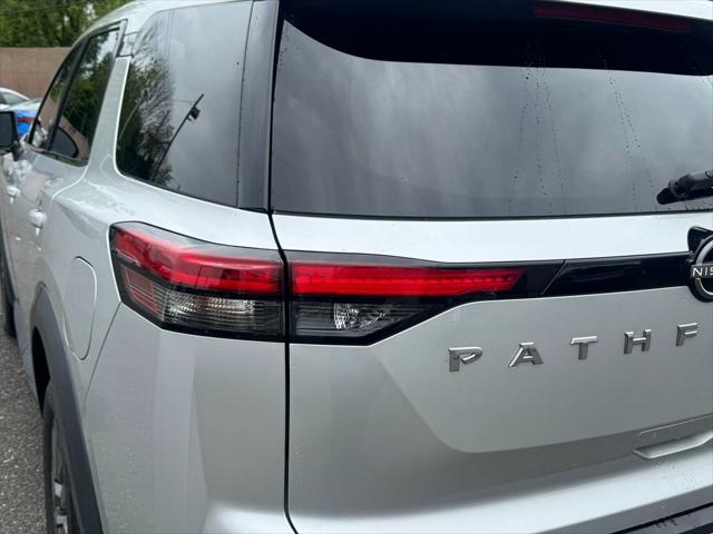 Vehicle image 12 of 25