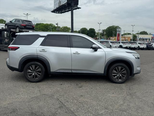 Vehicle image 4 of 25