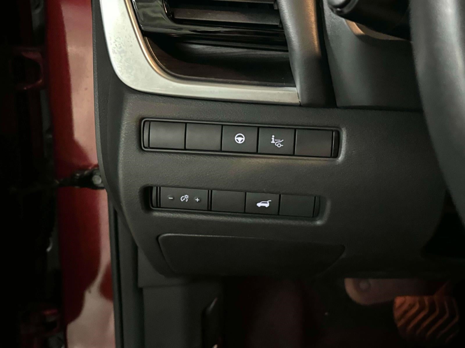 Vehicle image 33 of 51