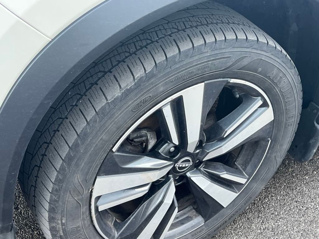 Vehicle image 21 of 27