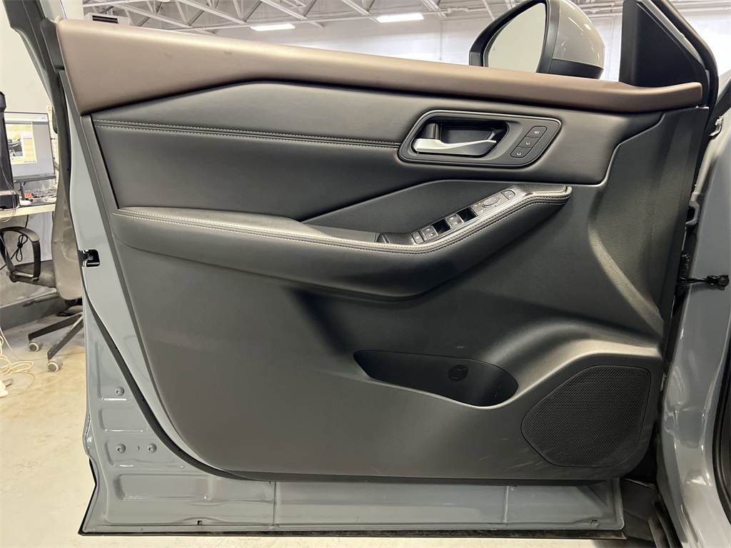 Vehicle image 21 of 32