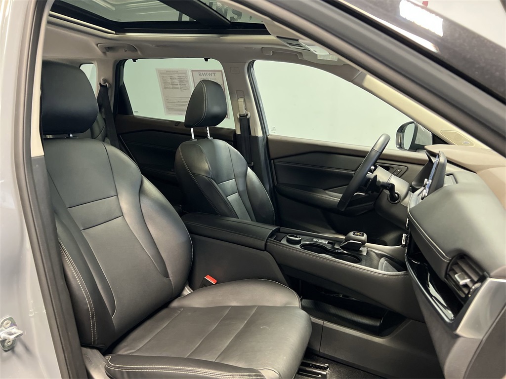 Vehicle image 25 of 32