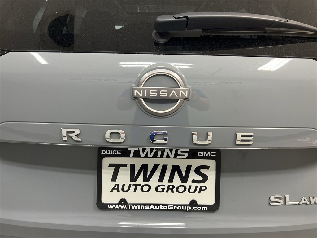 Vehicle image 28 of 32