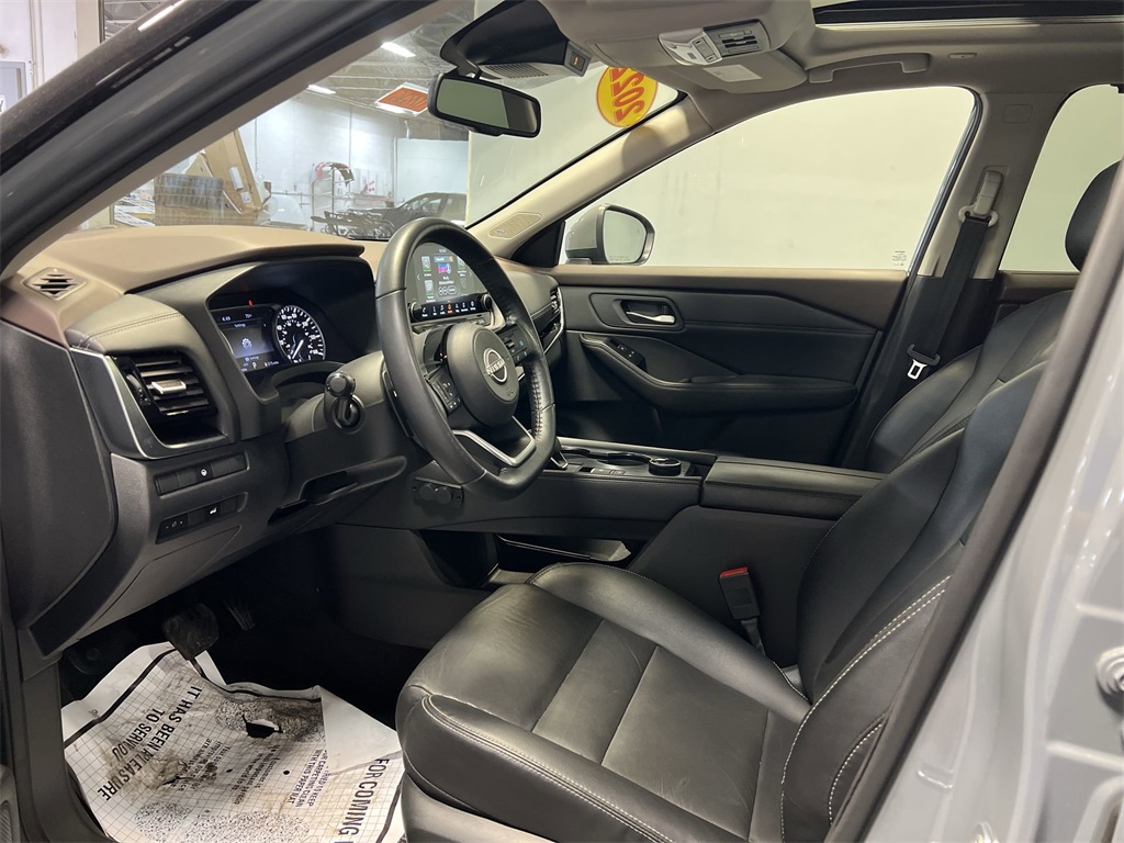 Vehicle image 10 of 32