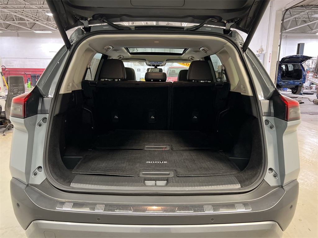 Vehicle image 24 of 32