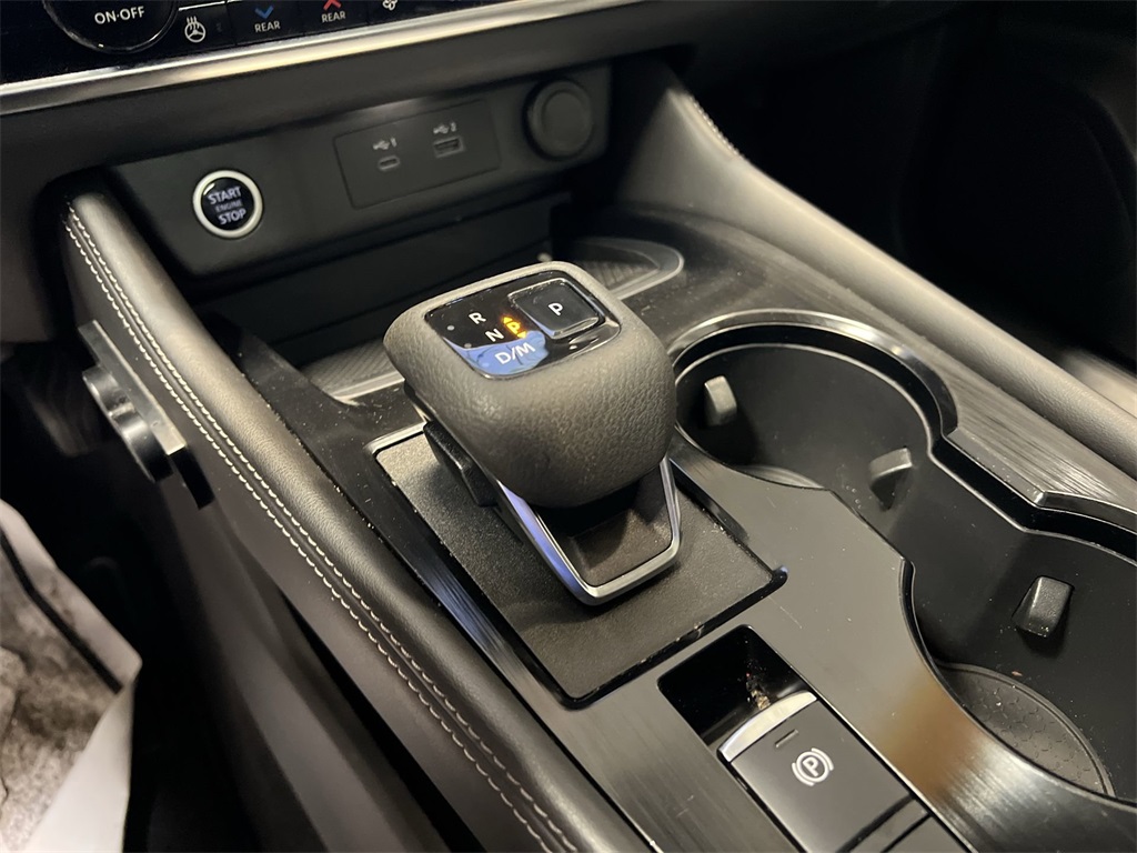 Vehicle image 16 of 32