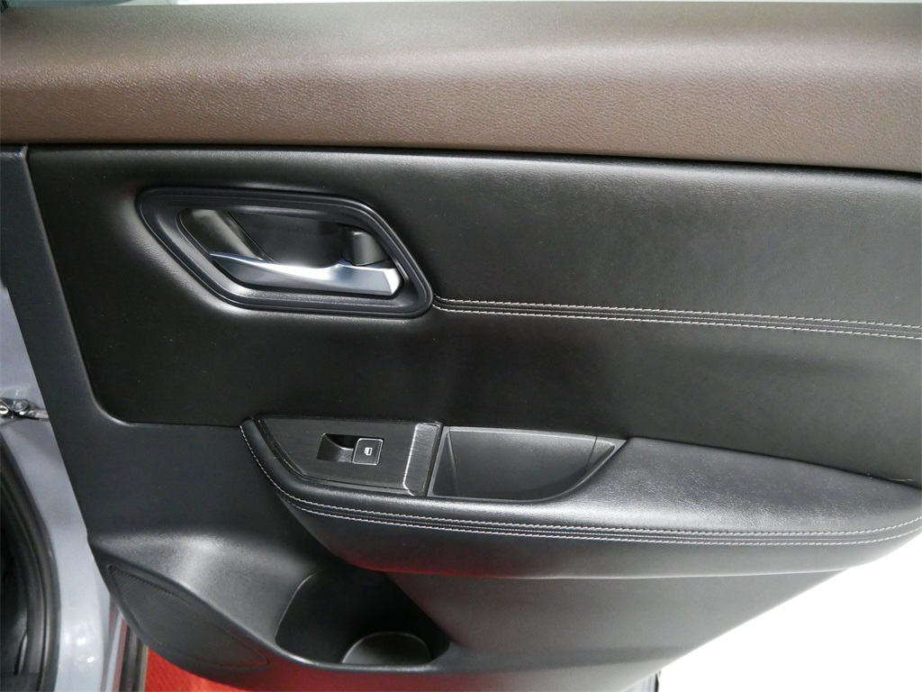 Vehicle image 26 of 33