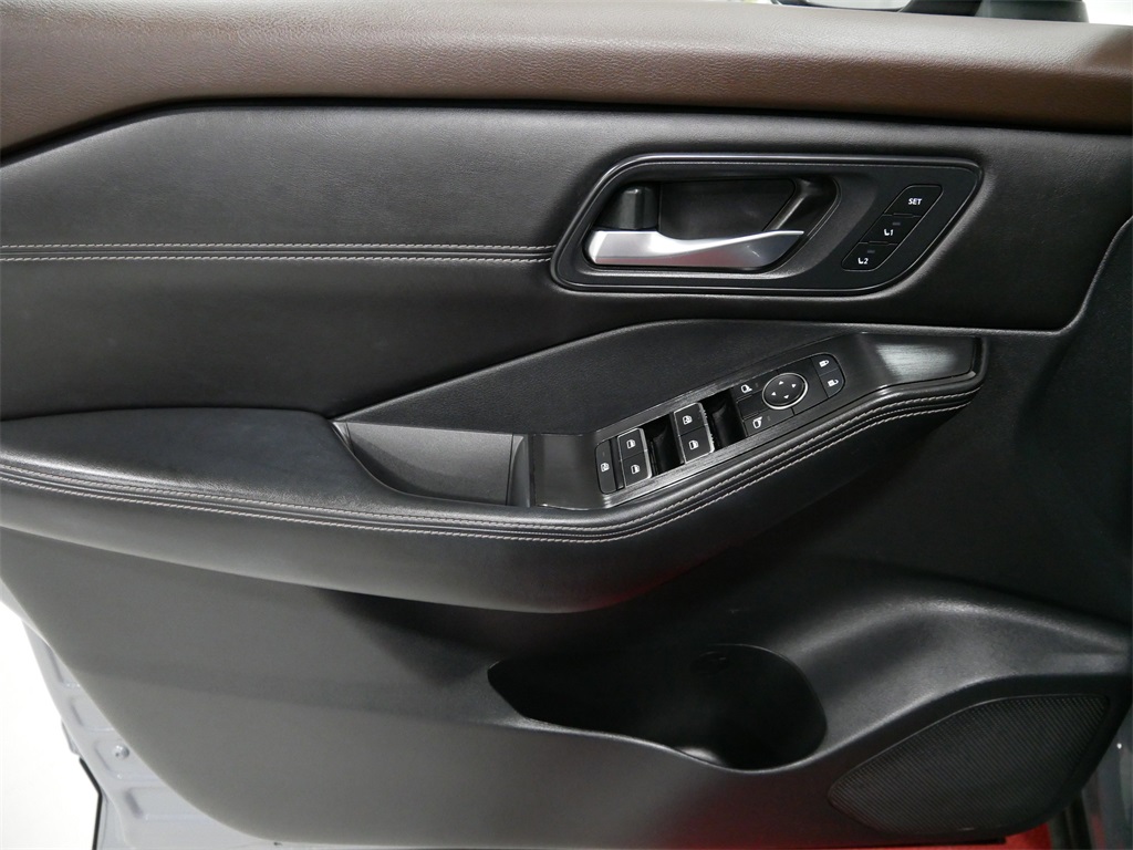 Vehicle image 14 of 33