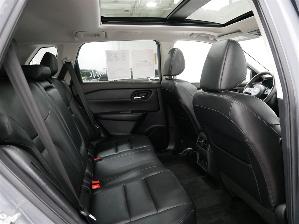 Vehicle image 25 of 33