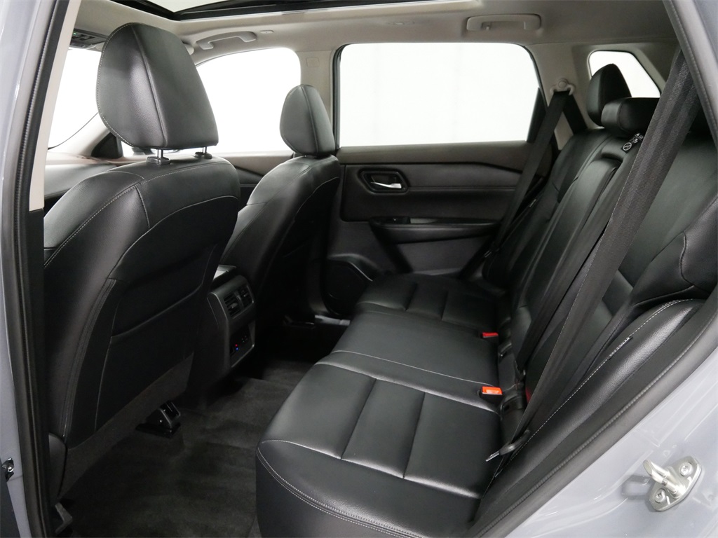 Vehicle image 17 of 33