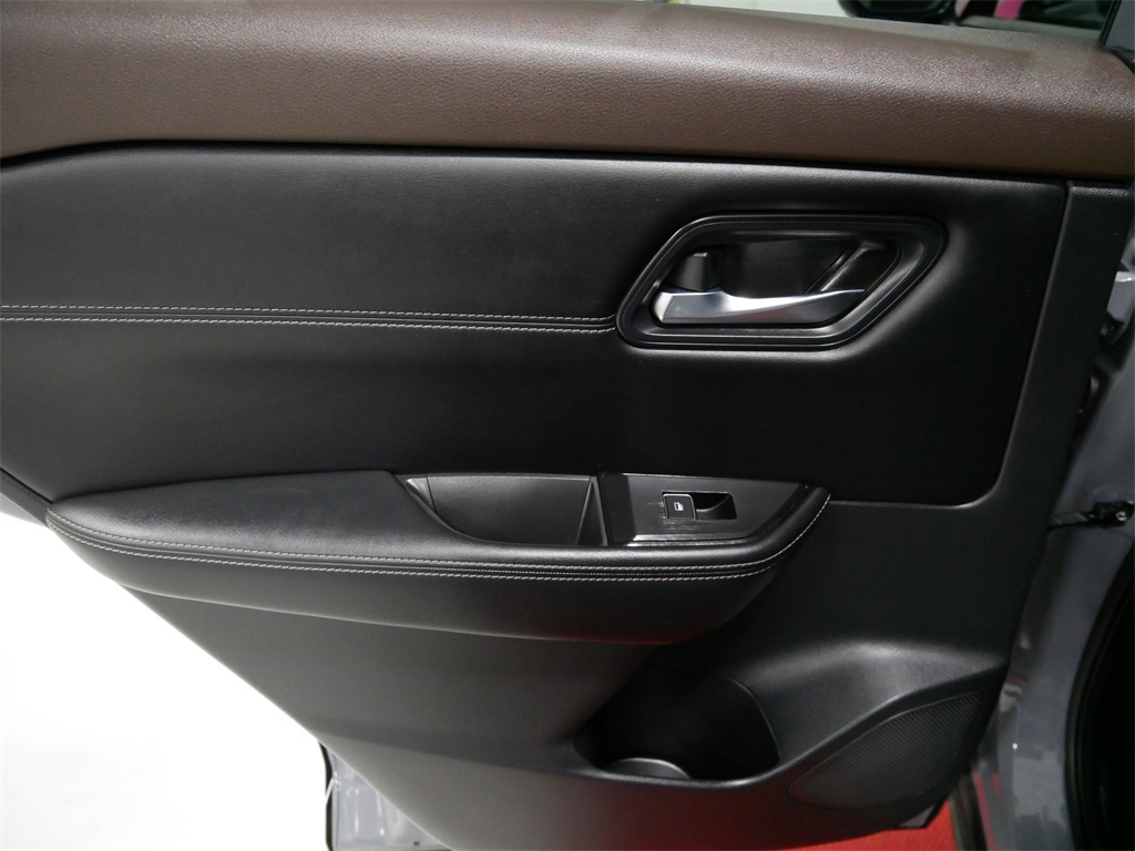 Vehicle image 18 of 33