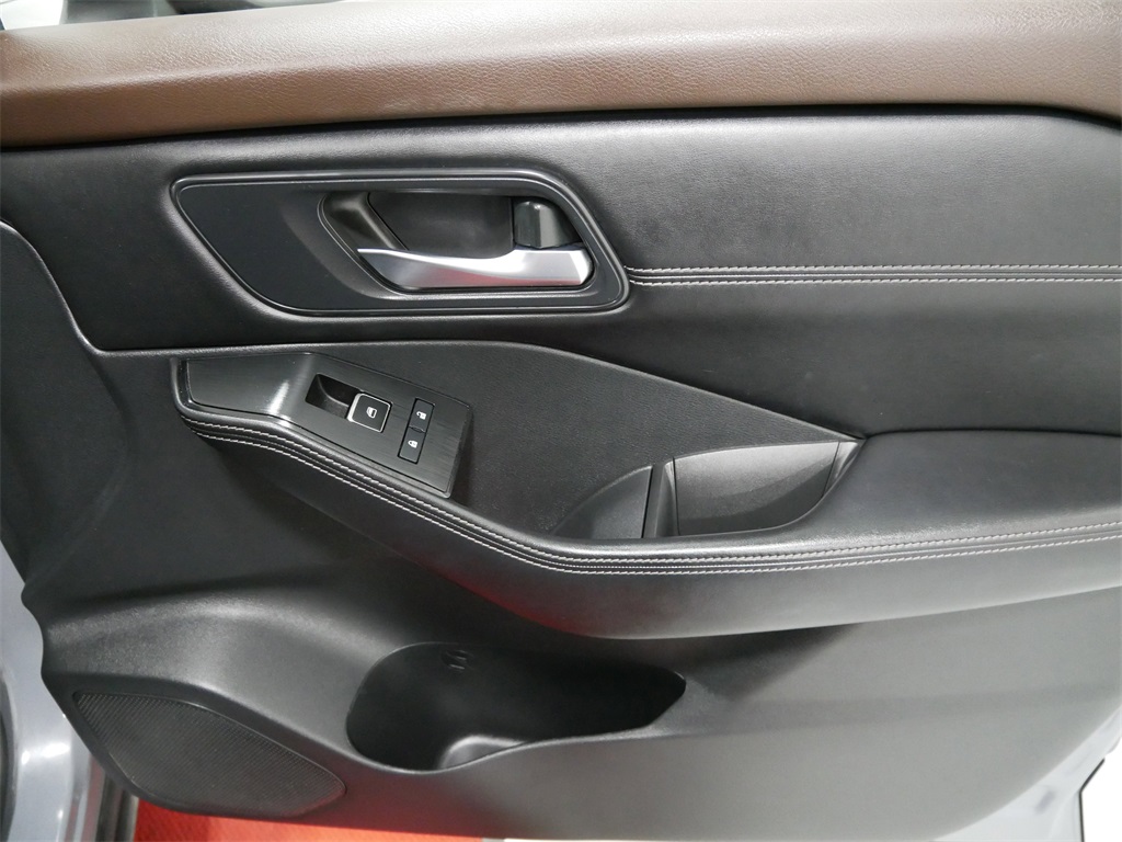 Vehicle image 28 of 33