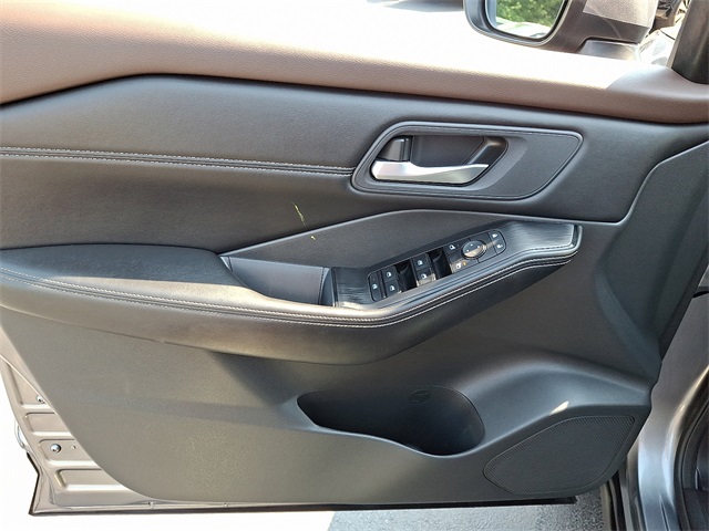 Vehicle image 21 of 31