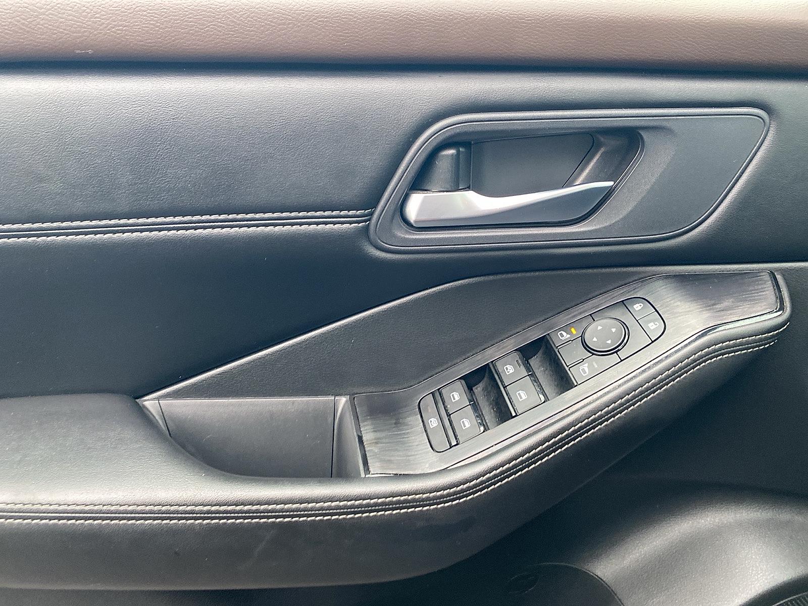 Vehicle image 17 of 26