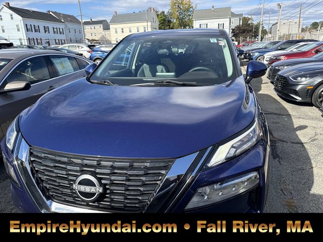 2022 Nissan Rogue SV Image 2 of 32