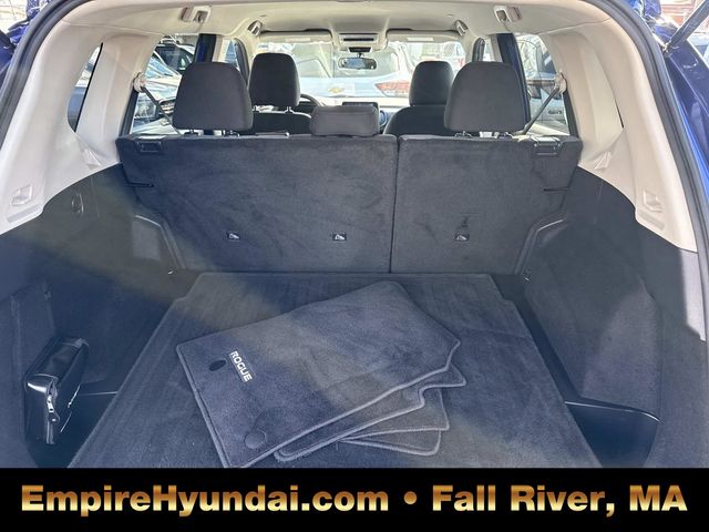 2022 Nissan Rogue SV Image 10 of 32