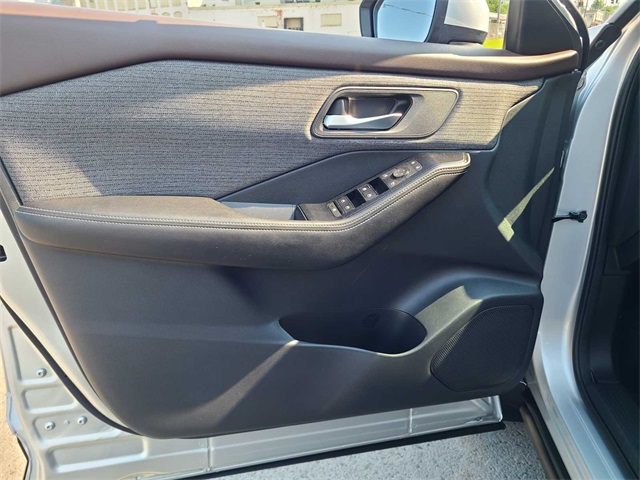 Vehicle image 16 of 40