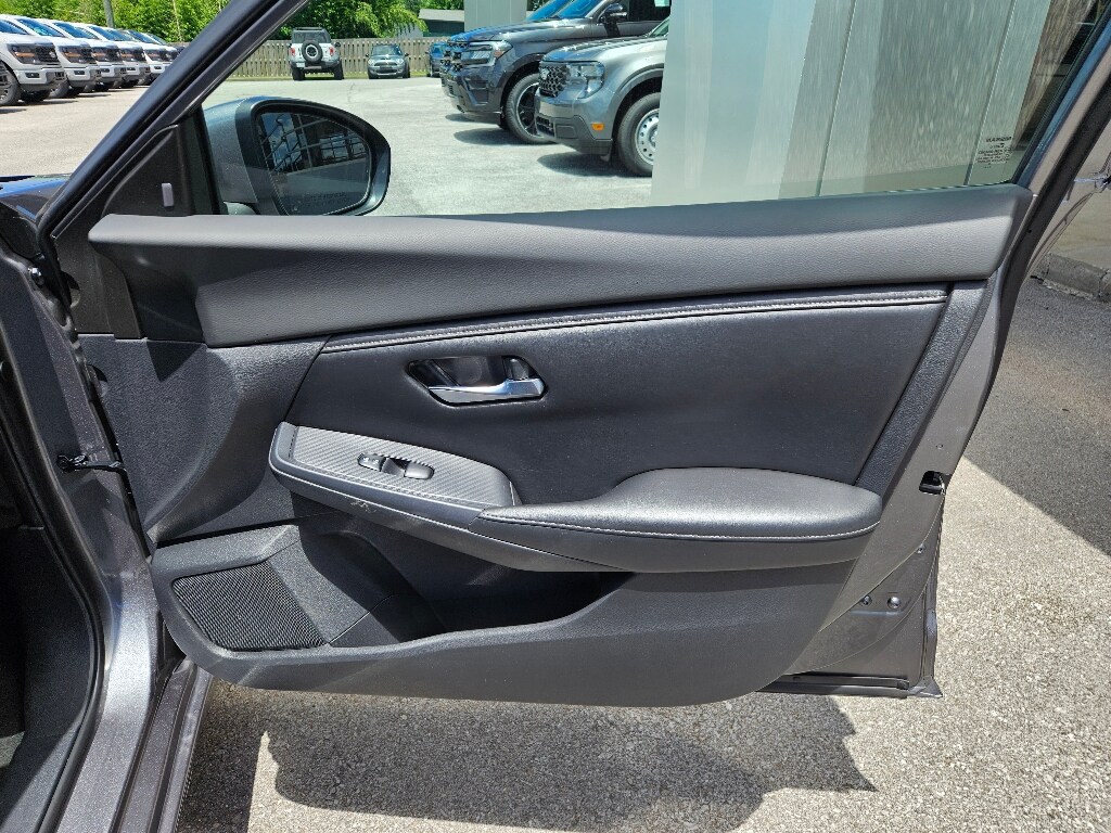 Vehicle image 14 of 29