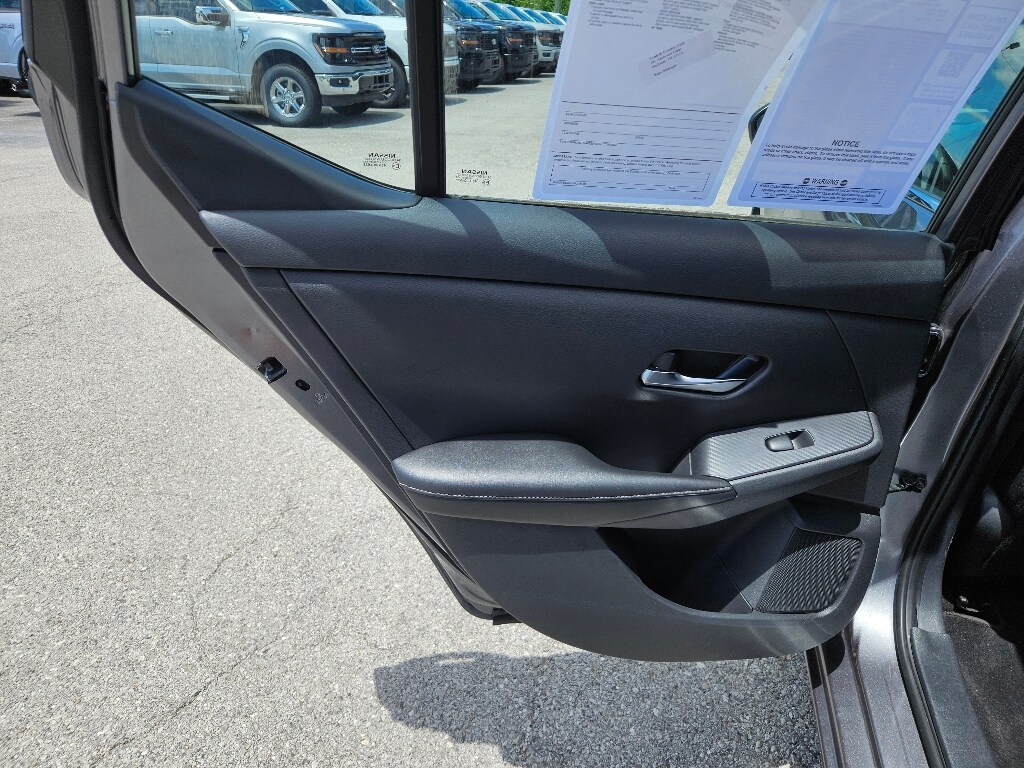 Vehicle image 16 of 29