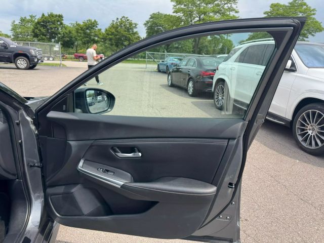 Vehicle image 18 of 23